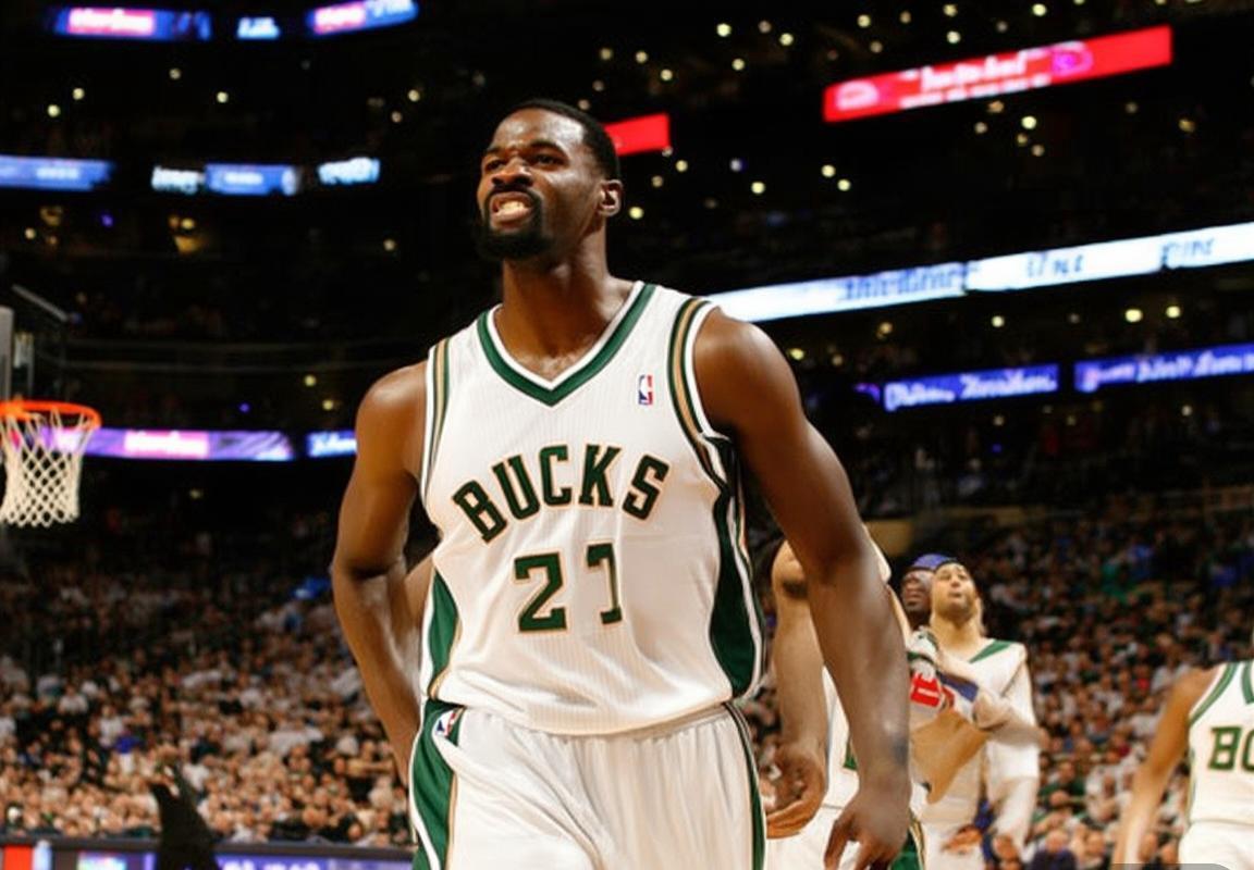 尼克斯险胜雄鹿挺进东部八强，杰伦·布伦森37分罚球准绝杀，字母哥空砍30+15难阻七连败